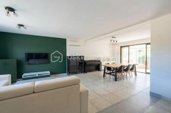 Découvrez cette superbe maison de 140 m², nichée dans un véritable havre de paix. Située au calme et à deux pas de la forêt, elle offre des prestations de qualité et des volumes généreux, parfaits pour accueillir votre famille.

Au rez-de-chaussée :

Une entrée accueillante ouvrant sur une lumineuse pièce de vie d'environ 60 m², avec sa cuisine ouverte entièrement aménagée et équipée. Un espace convivial idéal pour recevoir !

Une agréable véranda pour profiter du jardin en toutes saisons.

Une véritable suite parentale avec sa salle d'eau privative.

Côté pratique : une buanderie, un cellier fonctionnel, un WC indépendant et un garage attenant.

À l’étage :

L'espace nuit se compose de 3 belles chambres aux volumes généreux (11 m², 15 m² et une superbe pièce de 21 m²).

Une salle de bains indépendante et un second WC.

Les extérieurs et les + :

Un magnifique terrain arboré de 2000 m² sans vis-à-vis, parfait pour les enfants, les animaux ou les projets de piscine.

Confort absolu et économies d'énergie grâce au chauffage par pompe à chaleur air/air avec climatisation réversible (idéal été comme hiver).

Une maison où il ne reste plus qu'à poser ses valises, alliant le charme de la nature au confort moderne. À visiter sans tarder !