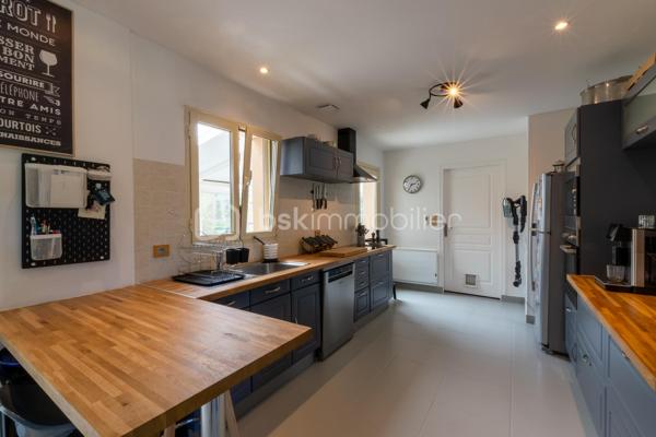 Découvrez cette superbe maison de 140 m², nichée dans un véritable havre de paix. Située au calme et à deux pas de la forêt, elle offre des prestations de qualité et des volumes généreux, parfaits pour accueillir votre famille.

Au rez-de-chaussée :

Une entrée accueillante ouvrant sur une lumineuse pièce de vie d'environ 60 m², avec sa cuisine ouverte entièrement aménagée et équipée. Un espace convivial idéal pour recevoir !

Une agréable véranda pour profiter du jardin en toutes saisons.

Une véritable suite parentale avec sa salle d'eau privative.

Côté pratique : une buanderie, un cellier fonctionnel, un WC indépendant et un garage attenant.

À l’étage :

L'espace nuit se compose de 3 belles chambres aux volumes généreux (11 m², 15 m² et une superbe pièce de 21 m²).

Une salle de bains indépendante et un second WC.

Les extérieurs et les + :

Un magnifique terrain arboré de 2000 m² sans vis-à-vis, parfait pour les enfants, les animaux ou les projets de piscine.

Confort absolu et économies d'énergie grâce au chauffage par pompe à chaleur air/air avec climatisation réversible (idéal été comme hiver).

Une maison où il ne reste plus qu'à poser ses valises, alliant le charme de la nature au confort moderne. À visiter sans tarder !