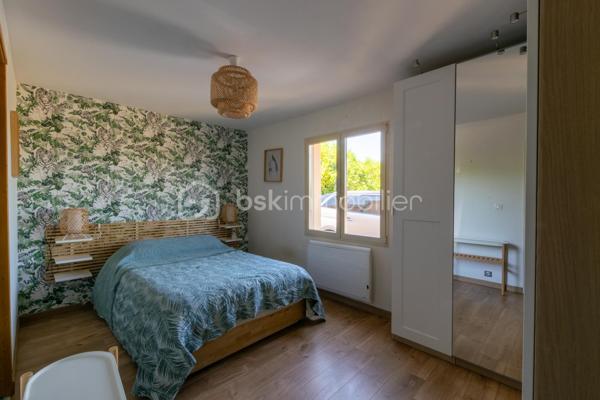 Découvrez cette superbe maison de 140 m², nichée dans un véritable havre de paix. Située au calme et à deux pas de la forêt, elle offre des prestations de qualité et des volumes généreux, parfaits pour accueillir votre famille.

Au rez-de-chaussée :

Une entrée accueillante ouvrant sur une lumineuse pièce de vie d'environ 60 m², avec sa cuisine ouverte entièrement aménagée et équipée. Un espace convivial idéal pour recevoir !

Une agréable véranda pour profiter du jardin en toutes saisons.

Une véritable suite parentale avec sa salle d'eau privative.

Côté pratique : une buanderie, un cellier fonctionnel, un WC indépendant et un garage attenant.

À l’étage :

L'espace nuit se compose de 3 belles chambres aux volumes généreux (11 m², 15 m² et une superbe pièce de 21 m²).

Une salle de bains indépendante et un second WC.

Les extérieurs et les + :

Un magnifique terrain arboré de 2000 m² sans vis-à-vis, parfait pour les enfants, les animaux ou les projets de piscine.

Confort absolu et économies d'énergie grâce au chauffage par pompe à chaleur air/air avec climatisation réversible (idéal été comme hiver).

Une maison où il ne reste plus qu'à poser ses valises, alliant le charme de la nature au confort moderne. À visiter sans tarder !