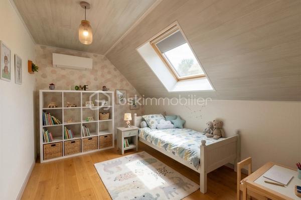 Découvrez cette superbe maison de 140 m², nichée dans un véritable havre de paix. Située au calme et à deux pas de la forêt, elle offre des prestations de qualité et des volumes généreux, parfaits pour accueillir votre famille.

Au rez-de-chaussée :

Une entrée accueillante ouvrant sur une lumineuse pièce de vie d'environ 60 m², avec sa cuisine ouverte entièrement aménagée et équipée. Un espace convivial idéal pour recevoir !

Une agréable véranda pour profiter du jardin en toutes saisons.

Une véritable suite parentale avec sa salle d'eau privative.

Côté pratique : une buanderie, un cellier fonctionnel, un WC indépendant et un garage attenant.

À l’étage :

L'espace nuit se compose de 3 belles chambres aux volumes généreux (11 m², 15 m² et une superbe pièce de 21 m²).

Une salle de bains indépendante et un second WC.

Les extérieurs et les + :

Un magnifique terrain arboré de 2000 m² sans vis-à-vis, parfait pour les enfants, les animaux ou les projets de piscine.

Confort absolu et économies d'énergie grâce au chauffage par pompe à chaleur air/air avec climatisation réversible (idéal été comme hiver).

Une maison où il ne reste plus qu'à poser ses valises, alliant le charme de la nature au confort moderne. À visiter sans tarder !