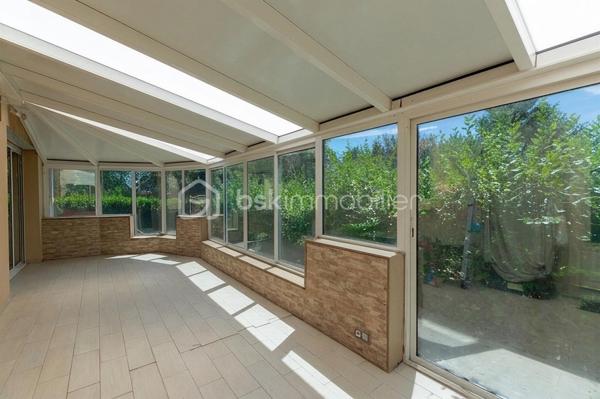 Découvrez cette superbe maison de 140 m², nichée dans un véritable havre de paix. Située au calme et à deux pas de la forêt, elle offre des prestations de qualité et des volumes généreux, parfaits pour accueillir votre famille.

Au rez-de-chaussée :

Une entrée accueillante ouvrant sur une lumineuse pièce de vie d'environ 60 m², avec sa cuisine ouverte entièrement aménagée et équipée. Un espace convivial idéal pour recevoir !

Une agréable véranda pour profiter du jardin en toutes saisons.

Une véritable suite parentale avec sa salle d'eau privative.

Côté pratique : une buanderie, un cellier fonctionnel, un WC indépendant et un garage attenant.

À l’étage :

L'espace nuit se compose de 3 belles chambres aux volumes généreux (11 m², 15 m² et une superbe pièce de 21 m²).

Une salle de bains indépendante et un second WC.

Les extérieurs et les + :

Un magnifique terrain arboré de 2000 m² sans vis-à-vis, parfait pour les enfants, les animaux ou les projets de piscine.

Confort absolu et économies d'énergie grâce au chauffage par pompe à chaleur air/air avec climatisation réversible (idéal été comme hiver).

Une maison où il ne reste plus qu'à poser ses valises, alliant le charme de la nature au confort moderne. À visiter sans tarder !