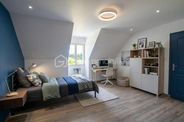 Découvrez cette superbe maison de 140 m², nichée dans un véritable havre de paix. Située au calme et à deux pas de la forêt, elle offre des prestations de qualité et des volumes généreux, parfaits pour accueillir votre famille.

Au rez-de-chaussée :

Une entrée accueillante ouvrant sur une lumineuse pièce de vie d'environ 60 m², avec sa cuisine ouverte entièrement aménagée et équipée. Un espace convivial idéal pour recevoir !

Une agréable véranda pour profiter du jardin en toutes saisons.

Une véritable suite parentale avec sa salle d'eau privative.

Côté pratique : une buanderie, un cellier fonctionnel, un WC indépendant et un garage attenant.

À l’étage :

L'espace nuit se compose de 3 belles chambres aux volumes généreux (11 m², 15 m² et une superbe pièce de 21 m²).

Une salle de bains indépendante et un second WC.

Les extérieurs et les + :

Un magnifique terrain arboré de 2000 m² sans vis-à-vis, parfait pour les enfants, les animaux ou les projets de piscine.

Confort absolu et économies d'énergie grâce au chauffage par pompe à chaleur air/air avec climatisation réversible (idéal été comme hiver).

Une maison où il ne reste plus qu'à poser ses valises, alliant le charme de la nature au confort moderne. À visiter sans tarder !