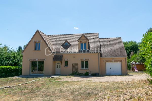 Découvrez cette superbe maison de 140 m², nichée dans un véritable havre de paix. Située au calme et à deux pas de la forêt, elle offre des prestations de qualité et des volumes généreux, parfaits pour accueillir votre famille.

Au rez-de-chaussée :

Une entrée accueillante ouvrant sur une lumineuse pièce de vie d'environ 60 m², avec sa cuisine ouverte entièrement aménagée et équipée. Un espace convivial idéal pour recevoir !

Une agréable véranda pour profiter du jardin en toutes saisons.

Une véritable suite parentale avec sa salle d'eau privative.

Côté pratique : une buanderie, un cellier fonctionnel, un WC indépendant et un garage attenant.

À l’étage :

L'espace nuit se compose de 3 belles chambres aux volumes généreux (11 m², 15 m² et une superbe pièce de 21 m²).

Une salle de bains indépendante et un second WC.

Les extérieurs et les + :

Un magnifique terrain arboré de 2000 m² sans vis-à-vis, parfait pour les enfants, les animaux ou les projets de piscine.

Confort absolu et économies d'énergie grâce au chauffage par pompe à chaleur air/air avec climatisation réversible (idéal été comme hiver).

Une maison où il ne reste plus qu'à poser ses valises, alliant le charme de la nature au confort moderne. À visiter sans tarder !