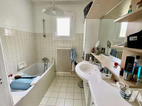 Maison à Vendre à Lannion (22300) en Côtes-d'Armor (22)

Cette maison dispose d'une surface h...