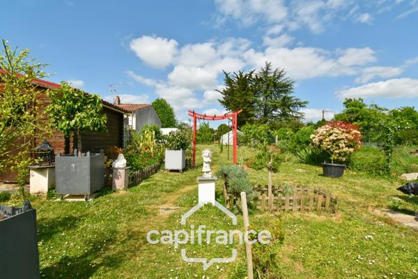 Maison à vendre de plain pied 5 pièces SAINT JEAN D'ANGELY (17) sur une parcelle de 1012m²