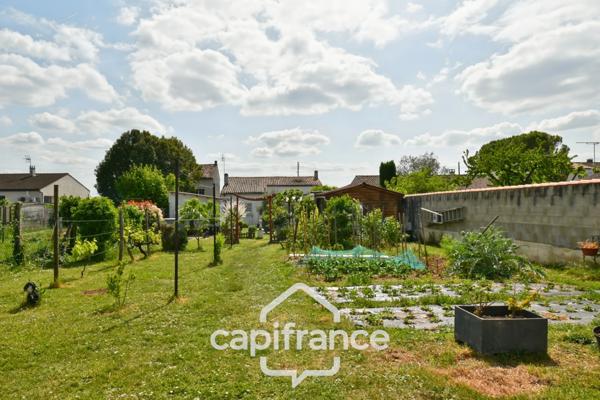 Maison à vendre de plain pied 5 pièces SAINT JEAN D'ANGELY (17) sur une parcelle de 1012m²