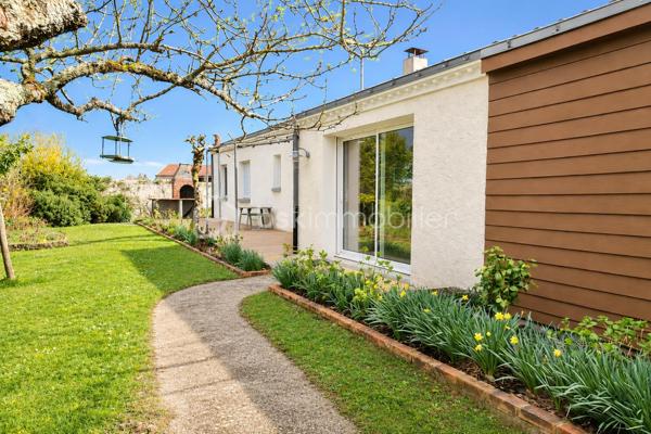 Maison de plain-pied avec dépendance 

Située au cœur d’un village, cette maison de plain-pied offre de beaux volumes et un fort potentiel, idéale pour une famille ou un projet mixte habitation / activité professionnelle.
Elle se compose d’une pièce de vie chaleureuse d’environ 45 m², équipée d’un poêle à bois, avec une cuisine semi-ouverte, aménagée et équipée de 18 m².
Vous trouverez également une buanderie, trois chambres, un bureau, une salle d’eau et un WC indépendant.
Atout majeur du bien :
Un garage indépendant de 60 m² comprenant à l’étage une pièce de 32 m² avec salle d’eau, WC et dressing. Un espace totalement indépendant, idéal pour :
une quatrième chambre,
une activité artisanale ou libérale,
un logement indépendant ou un projet Airbnb.
À l’extérieur, vous profiterez d’un jardin clos, sans vis-à-vis, d’environ 1 250 m², parfait pour les beaux jours.
Prestations techniques :
Poêle à bois
Raccordement au tout-à-l’égout
Convecteurs électriques à inertie
VMC double flux
Fenêtres et portes en PVC
Baies vitrées en alu blanc
Double vitrage au sud et triple au nord
WC refaits en 2024