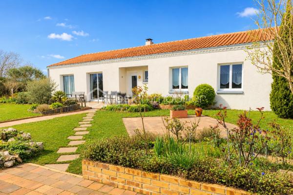 Maison de plain-pied avec dépendance 

Située au cœur d’un village, cette maison de plain-pied offre de beaux volumes et un fort potentiel, idéale pour une famille ou un projet mixte habitation / activité professionnelle.
Elle se compose d’une pièce de vie chaleureuse d’environ 45 m², équipée d’un poêle à bois, avec une cuisine semi-ouverte, aménagée et équipée de 18 m².
Vous trouverez également une buanderie, trois chambres, un bureau, une salle d’eau et un WC indépendant.
Atout majeur du bien :
Un garage indépendant de 60 m² comprenant à l’étage une pièce de 32 m² avec salle d’eau, WC et dressing. Un espace totalement indépendant, idéal pour :
une quatrième chambre,
une activité artisanale ou libérale,
un logement indépendant ou un projet Airbnb.
À l’extérieur, vous profiterez d’un jardin clos, sans vis-à-vis, d’environ 1 250 m², parfait pour les beaux jours.
Prestations techniques :
Poêle à bois
Raccordement au tout-à-l’égout
Convecteurs électriques à inertie
VMC double flux
Fenêtres et portes en PVC
Baies vitrées en alu blanc
Double vitrage au sud et triple au nord
WC refaits en 2024