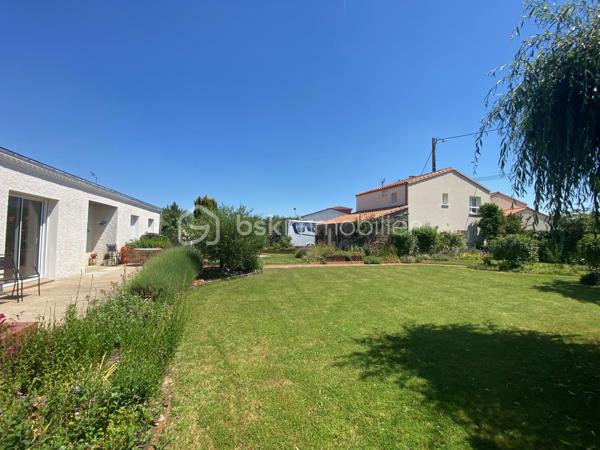 Maison de plain-pied avec dépendance 

Située au cœur d’un village, cette maison de plain-pied offre de beaux volumes et un fort potentiel, idéale pour une famille ou un projet mixte habitation / activité professionnelle.
Elle se compose d’une pièce de vie chaleureuse d’environ 45 m², équipée d’un poêle à bois, avec une cuisine semi-ouverte, aménagée et équipée de 18 m².
Vous trouverez également une buanderie, trois chambres, un bureau, une salle d’eau et un WC indépendant.
Atout majeur du bien :
Un garage indépendant de 60 m² comprenant à l’étage une pièce de 32 m² avec salle d’eau, WC et dressing. Un espace totalement indépendant, idéal pour :
une quatrième chambre,
une activité artisanale ou libérale,
un logement indépendant ou un projet Airbnb.
À l’extérieur, vous profiterez d’un jardin clos, sans vis-à-vis, d’environ 1 250 m², parfait pour les beaux jours.
Prestations techniques :
Poêle à bois
Raccordement au tout-à-l’égout
Convecteurs électriques à inertie
VMC double flux
Fenêtres et portes en PVC
Baies vitrées en alu blanc
Double vitrage au sud et triple au nord
WC refaits en 2024
