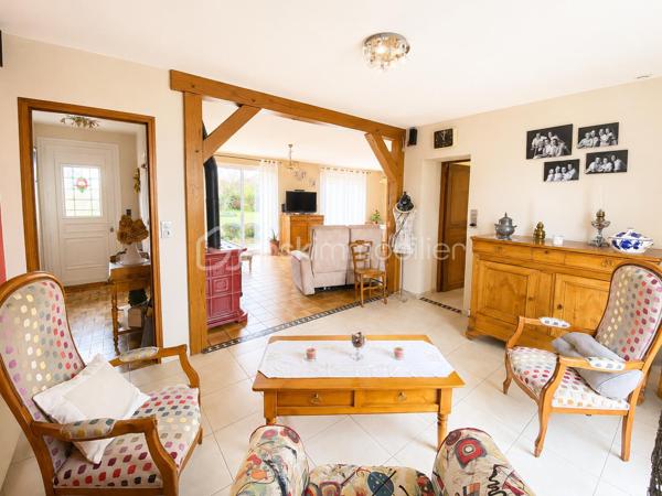 Maison de plain-pied avec dépendance 

Située au cœur d’un village, cette maison de plain-pied offre de beaux volumes et un fort potentiel, idéale pour une famille ou un projet mixte habitation / activité professionnelle.
Elle se compose d’une pièce de vie chaleureuse d’environ 45 m², équipée d’un poêle à bois, avec une cuisine semi-ouverte, aménagée et équipée de 18 m².
Vous trouverez également une buanderie, trois chambres, un bureau, une salle d’eau et un WC indépendant.
Atout majeur du bien :
Un garage indépendant de 60 m² comprenant à l’étage une pièce de 32 m² avec salle d’eau, WC et dressing. Un espace totalement indépendant, idéal pour :
une quatrième chambre,
une activité artisanale ou libérale,
un logement indépendant ou un projet Airbnb.
À l’extérieur, vous profiterez d’un jardin clos, sans vis-à-vis, d’environ 1 250 m², parfait pour les beaux jours.
Prestations techniques :
Poêle à bois
Raccordement au tout-à-l’égout
Convecteurs électriques à inertie
VMC double flux
Fenêtres et portes en PVC
Baies vitrées en alu blanc
Double vitrage au sud et triple au nord
WC refaits en 2024