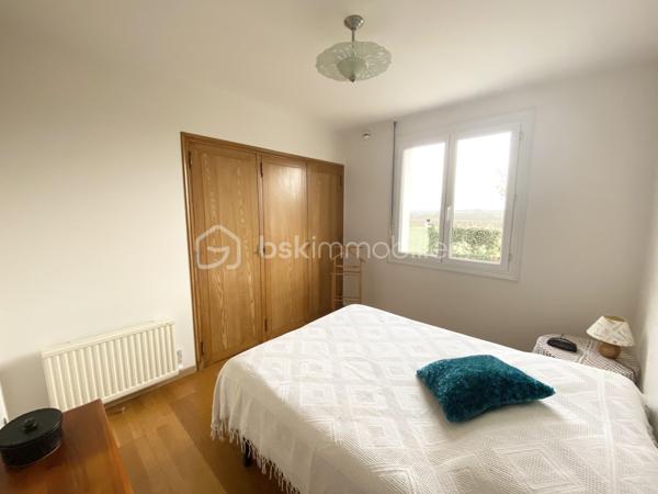 Maison de plain-pied avec dépendance 

Située au cœur d’un village, cette maison de plain-pied offre de beaux volumes et un fort potentiel, idéale pour une famille ou un projet mixte habitation / activité professionnelle.
Elle se compose d’une pièce de vie chaleureuse d’environ 45 m², équipée d’un poêle à bois, avec une cuisine semi-ouverte, aménagée et équipée de 18 m².
Vous trouverez également une buanderie, trois chambres, un bureau, une salle d’eau et un WC indépendant.
Atout majeur du bien :
Un garage indépendant de 60 m² comprenant à l’étage une pièce de 32 m² avec salle d’eau, WC et dressing. Un espace totalement indépendant, idéal pour :
une quatrième chambre,
une activité artisanale ou libérale,
un logement indépendant ou un projet Airbnb.
À l’extérieur, vous profiterez d’un jardin clos, sans vis-à-vis, d’environ 1 250 m², parfait pour les beaux jours.
Prestations techniques :
Poêle à bois
Raccordement au tout-à-l’égout
Convecteurs électriques à inertie
VMC double flux
Fenêtres et portes en PVC
Baies vitrées en alu blanc
Double vitrage au sud et triple au nord
WC refaits en 2024