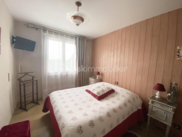 Maison de plain-pied avec dépendance 

Située au cœur d’un village, cette maison de plain-pied offre de beaux volumes et un fort potentiel, idéale pour une famille ou un projet mixte habitation / activité professionnelle.
Elle se compose d’une pièce de vie chaleureuse d’environ 45 m², équipée d’un poêle à bois, avec une cuisine semi-ouverte, aménagée et équipée de 18 m².
Vous trouverez également une buanderie, trois chambres, un bureau, une salle d’eau et un WC indépendant.
Atout majeur du bien :
Un garage indépendant de 60 m² comprenant à l’étage une pièce de 32 m² avec salle d’eau, WC et dressing. Un espace totalement indépendant, idéal pour :
une quatrième chambre,
une activité artisanale ou libérale,
un logement indépendant ou un projet Airbnb.
À l’extérieur, vous profiterez d’un jardin clos, sans vis-à-vis, d’environ 1 250 m², parfait pour les beaux jours.
Prestations techniques :
Poêle à bois
Raccordement au tout-à-l’égout
Convecteurs électriques à inertie
VMC double flux
Fenêtres et portes en PVC
Baies vitrées en alu blanc
Double vitrage au sud et triple au nord
WC refaits en 2024