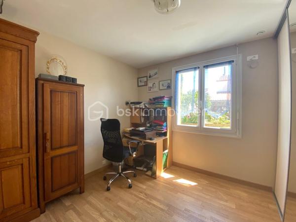 Maison de plain-pied avec dépendance 

Située au cœur d’un village, cette maison de plain-pied offre de beaux volumes et un fort potentiel, idéale pour une famille ou un projet mixte habitation / activité professionnelle.
Elle se compose d’une pièce de vie chaleureuse d’environ 45 m², équipée d’un poêle à bois, avec une cuisine semi-ouverte, aménagée et équipée de 18 m².
Vous trouverez également une buanderie, trois chambres, un bureau, une salle d’eau et un WC indépendant.
Atout majeur du bien :
Un garage indépendant de 60 m² comprenant à l’étage une pièce de 32 m² avec salle d’eau, WC et dressing. Un espace totalement indépendant, idéal pour :
une quatrième chambre,
une activité artisanale ou libérale,
un logement indépendant ou un projet Airbnb.
À l’extérieur, vous profiterez d’un jardin clos, sans vis-à-vis, d’environ 1 250 m², parfait pour les beaux jours.
Prestations techniques :
Poêle à bois
Raccordement au tout-à-l’égout
Convecteurs électriques à inertie
VMC double flux
Fenêtres et portes en PVC
Baies vitrées en alu blanc
Double vitrage au sud et triple au nord
WC refaits en 2024