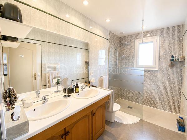 Maison de plain-pied avec dépendance 

Située au cœur d’un village, cette maison de plain-pied offre de beaux volumes et un fort potentiel, idéale pour une famille ou un projet mixte habitation / activité professionnelle.
Elle se compose d’une pièce de vie chaleureuse d’environ 45 m², équipée d’un poêle à bois, avec une cuisine semi-ouverte, aménagée et équipée de 18 m².
Vous trouverez également une buanderie, trois chambres, un bureau, une salle d’eau et un WC indépendant.
Atout majeur du bien :
Un garage indépendant de 60 m² comprenant à l’étage une pièce de 32 m² avec salle d’eau, WC et dressing. Un espace totalement indépendant, idéal pour :
une quatrième chambre,
une activité artisanale ou libérale,
un logement indépendant ou un projet Airbnb.
À l’extérieur, vous profiterez d’un jardin clos, sans vis-à-vis, d’environ 1 250 m², parfait pour les beaux jours.
Prestations techniques :
Poêle à bois
Raccordement au tout-à-l’égout
Convecteurs électriques à inertie
VMC double flux
Fenêtres et portes en PVC
Baies vitrées en alu blanc
Double vitrage au sud et triple au nord
WC refaits en 2024