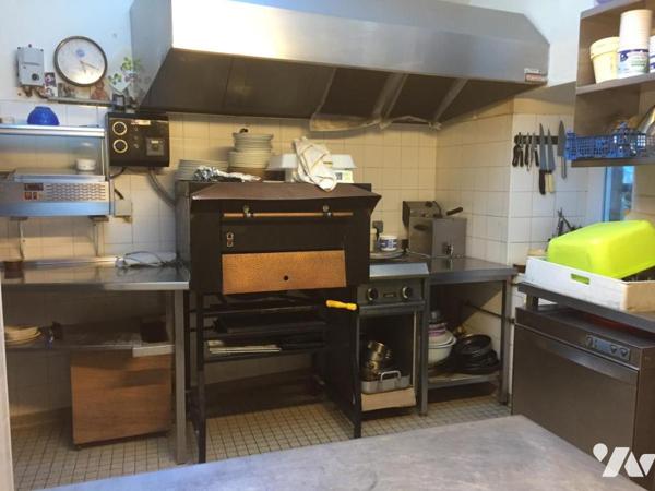 CAMORS, une maison de ville, avec fonds de commerce de pizzéria / 43N