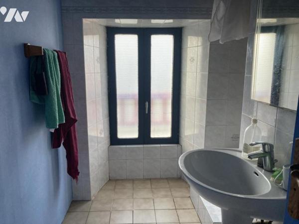 CAMORS, une maison de ville, avec fonds de commerce de pizzéria / 43N