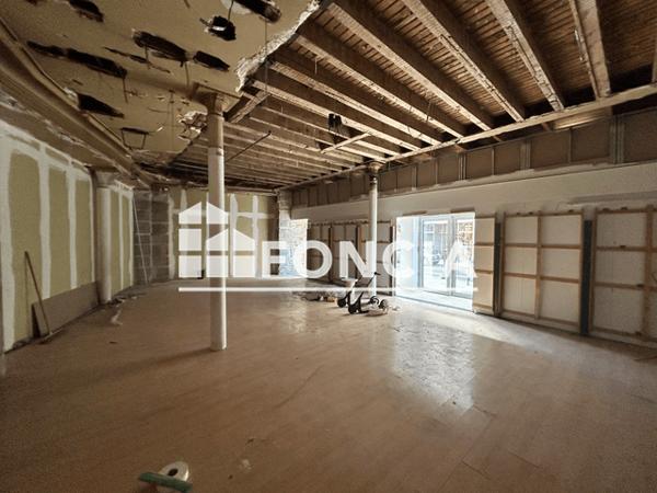 Location Local commercial 1 pièce 215.2 m² - 4 RUE DES HALLES Nimes 30000