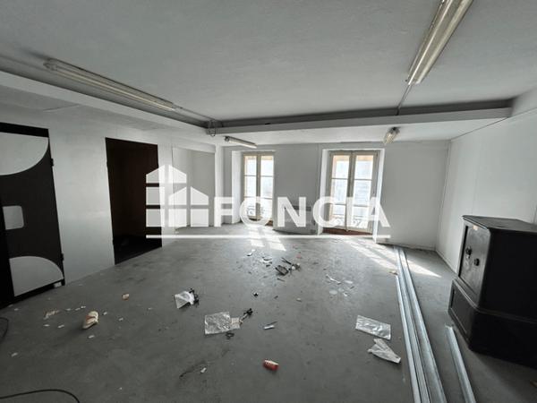 Location Local commercial 1 pièce 215.2 m² - 4 RUE DES HALLES Nimes 30000