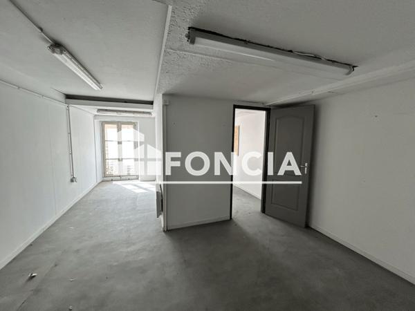 Location Local commercial 1 pièce 215.2 m² - 4 RUE DES HALLES Nimes 30000
