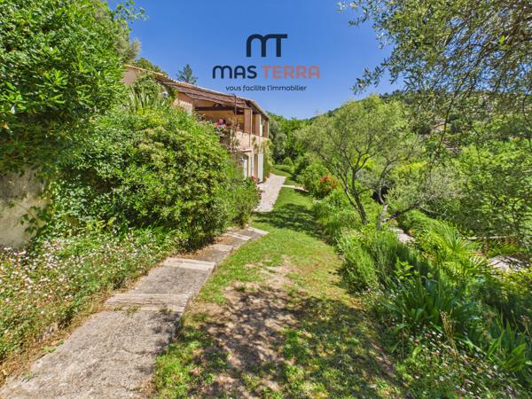 Maison
         5 pièces
        - 170 m² Bien prestige 750 000 € *
