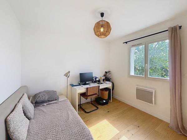 Maison récente sous décennale non mitoyenne, 3 chambres et jardin.