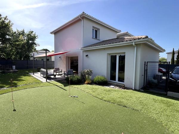 Maison récente sous décennale non mitoyenne, 3 chambres et jardin.