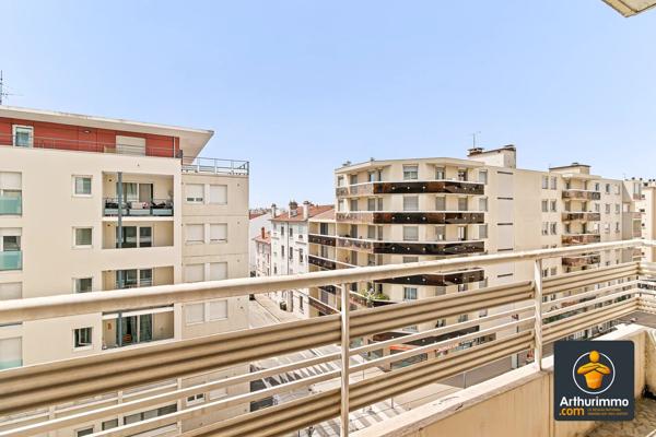 Vente                                                      Appartement
                        
                     3 pièces                      65 m2                     à Villeurbanne