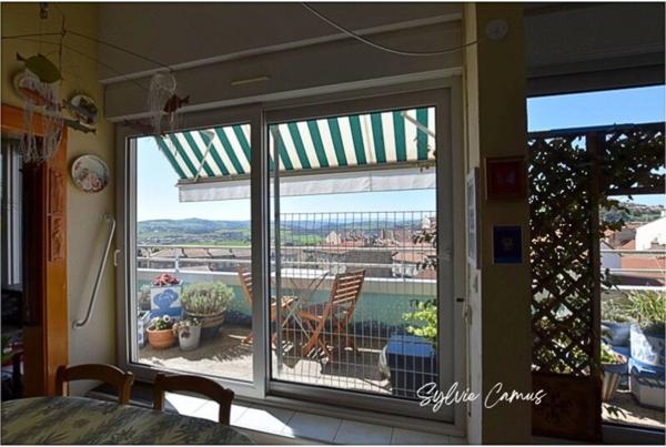 VIAGER OCCUPÉ – Opportunité patrimoniale à Saint-Genest-Lerpt (42) Duplex inversé avec vue panoramique exceptionnelle
