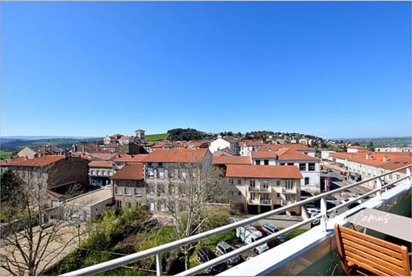 VIAGER OCCUPÉ – Opportunité patrimoniale à Saint-Genest-Lerpt (42) Duplex inversé avec vue panoramique exceptionnelle