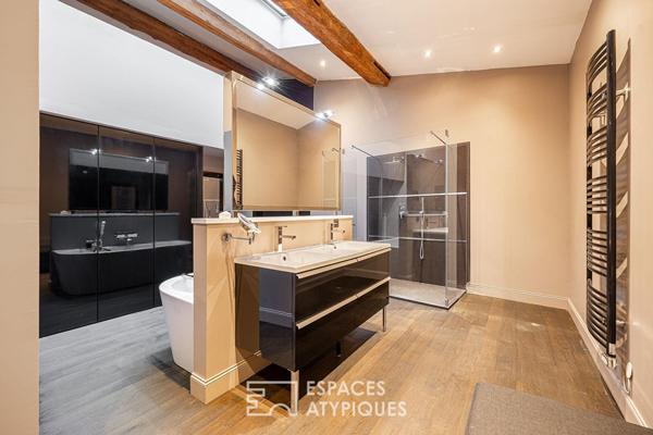 Ancienne grange avec terrasse aux volumes exceptionnels