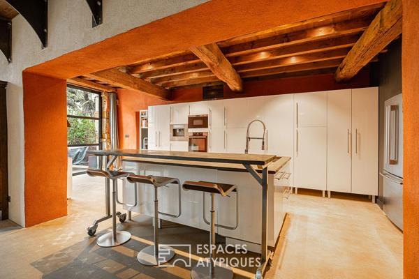 Ancienne grange avec terrasse aux volumes exceptionnels