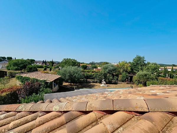 Rare sur le secteur:maison impeccable avec Piscine et 4 chambres.