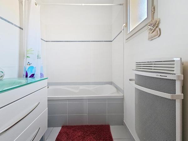 Rare sur le secteur:maison impeccable avec Piscine et 4 chambres.