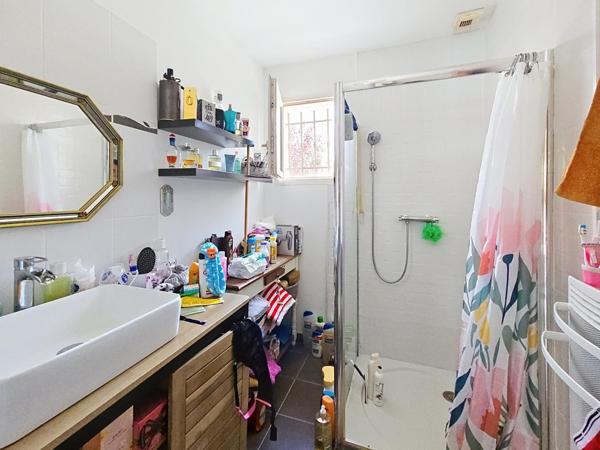 Rare sur le secteur:maison impeccable avec Piscine et 4 chambres.