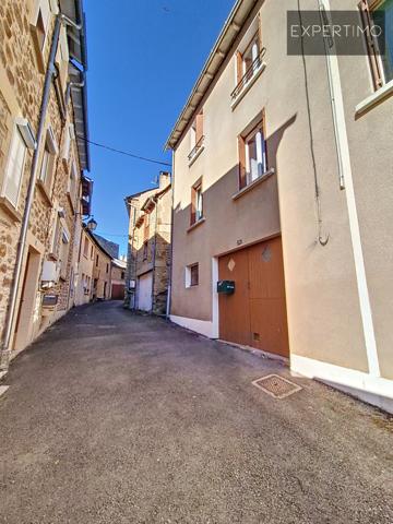 Cassagnes-Bégonhès (12120) Cassagnes-Bégonhès – Maison de village avec garage et panneaux photovoltaïques