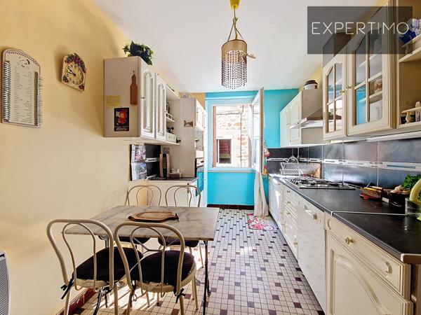 Cassagnes-Bégonhès (12120) Cassagnes-Bégonhès – Maison de village avec garage et panneaux photovoltaïques