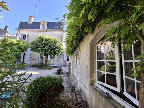 MAISON DE MAITRE AVEC DEPENDANCE