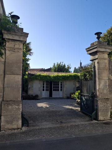MAISON DE MAITRE AVEC DEPENDANCE