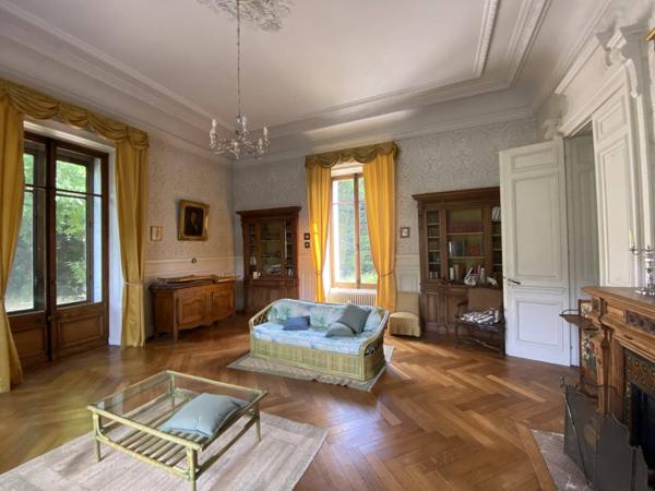 À VENDRE – Grande demeure familiale à deux pas du centre-ville 558 m² habitables – 11 chambres – Parc arboré