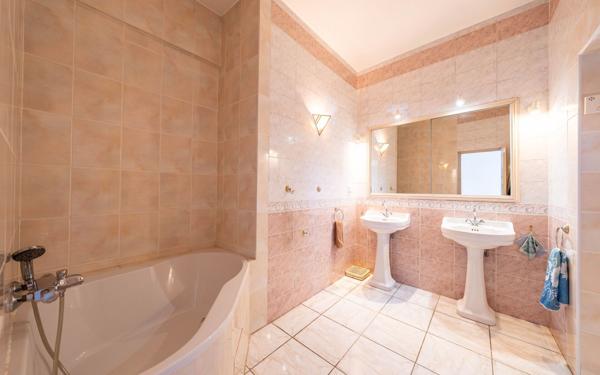 Maison à vendre    4 pièces • 195 m2 Mougins