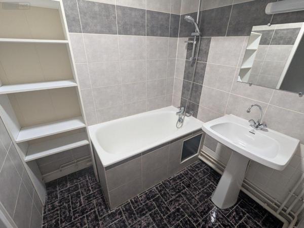 Appartement rénové à louer à Nogent-le-Rotrou dans l'Eure-et-Loir (28400), ref : 3CHF   
centre ville