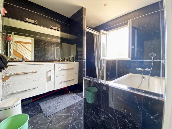 Maison
         5 pièces
        - 78 m² Exclusivité 460 000 € *