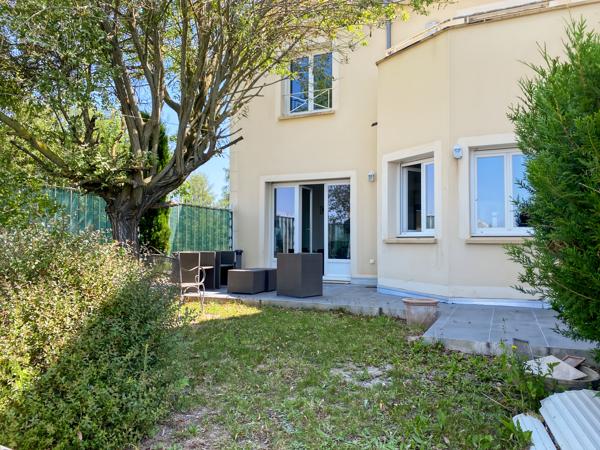 Maison
         5 pièces
        - 78 m² Exclusivité 460 000 € *