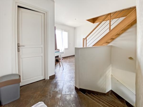 Maison
         5 pièces
        - 78 m² Exclusivité 460 000 € *