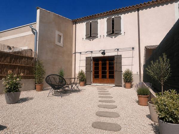 L'Isle-sur-la-Sorgue ? maison rénovée 112 m², 3 chambres, 2 cours privatives, 2 parkings et DPE B L isle sur la sorgue