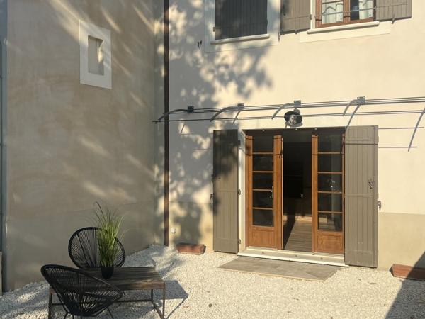 L'Isle-sur-la-Sorgue ? maison rénovée 112 m², 3 chambres, 2 cours privatives, 2 parkings et DPE B L isle sur la sorgue