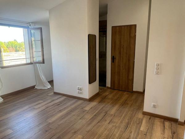 L'Isle-sur-la-Sorgue ? maison rénovée 112 m², 3 chambres, 2 cours privatives, 2 parkings et DPE B L isle sur la sorgue