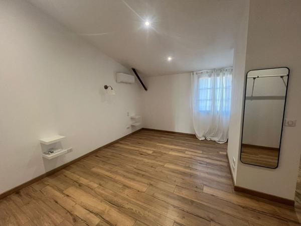 L'Isle-sur-la-Sorgue ? maison rénovée 112 m², 3 chambres, 2 cours privatives, 2 parkings et DPE B L isle sur la sorgue