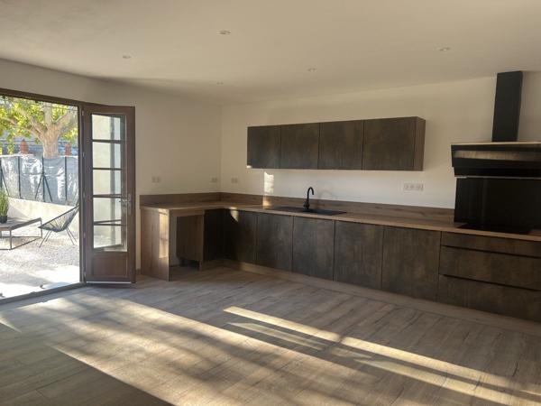 L'Isle-sur-la-Sorgue ? maison rénovée 112 m², 3 chambres, 2 cours privatives, 2 parkings et DPE B L isle sur la sorgue