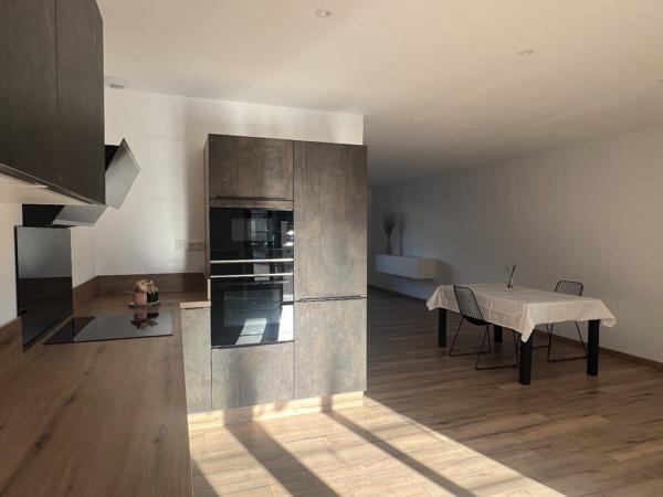 L'Isle-sur-la-Sorgue ? maison rénovée 112 m², 3 chambres, 2 cours privatives, 2 parkings et DPE B L isle sur la sorgue
